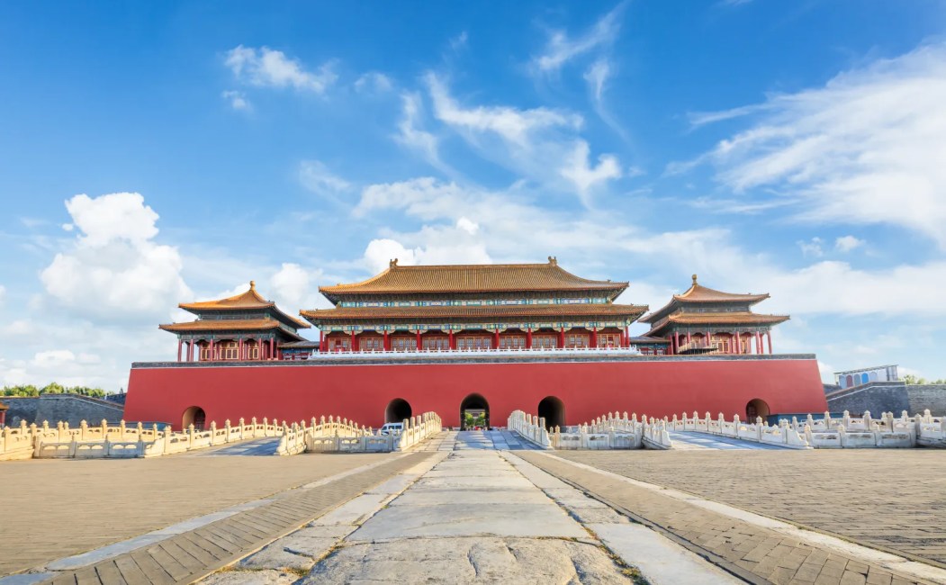 alr=The Forbidden City in Beijing, China - a historic palace complex showcasing traditional Chinese architecture.