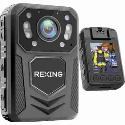 alt=A black body-worn camera by REXING with a front lens and a small rear screen displaying a police officer at a traffic stop.